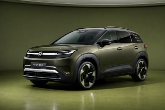 Volkswagen ID. Cross verde em estúdio, visto de frente e de lado, com faróis em LED e rodas de liga leve.