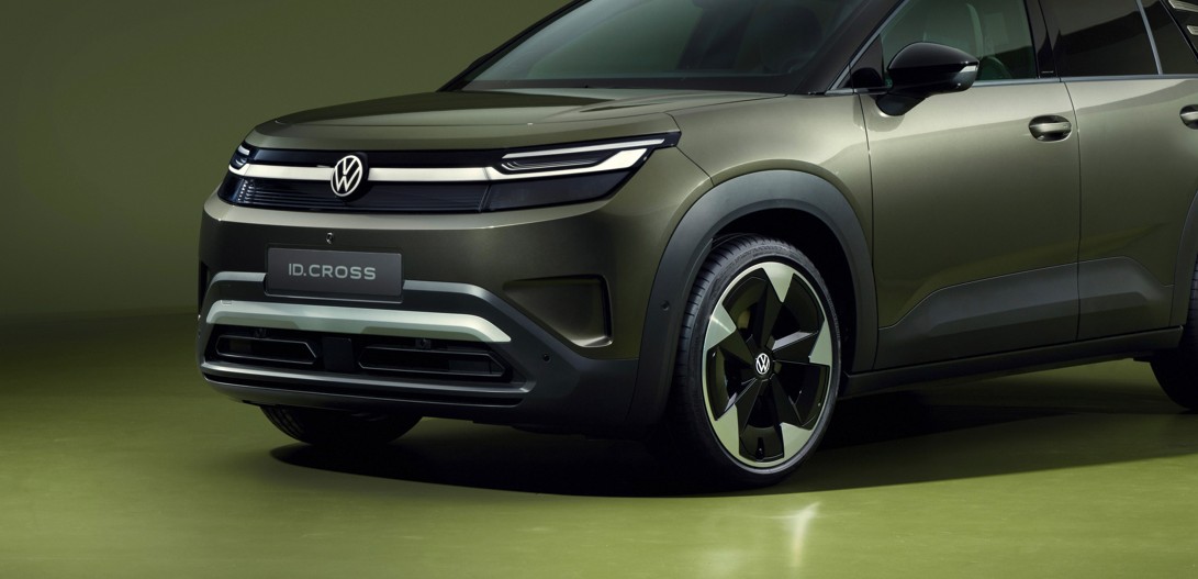 Detalhe frontal do Volkswagen ID. Cross verde, com faróis em LED, logotipo iluminado, para-choque robusto e roda de liga leve.