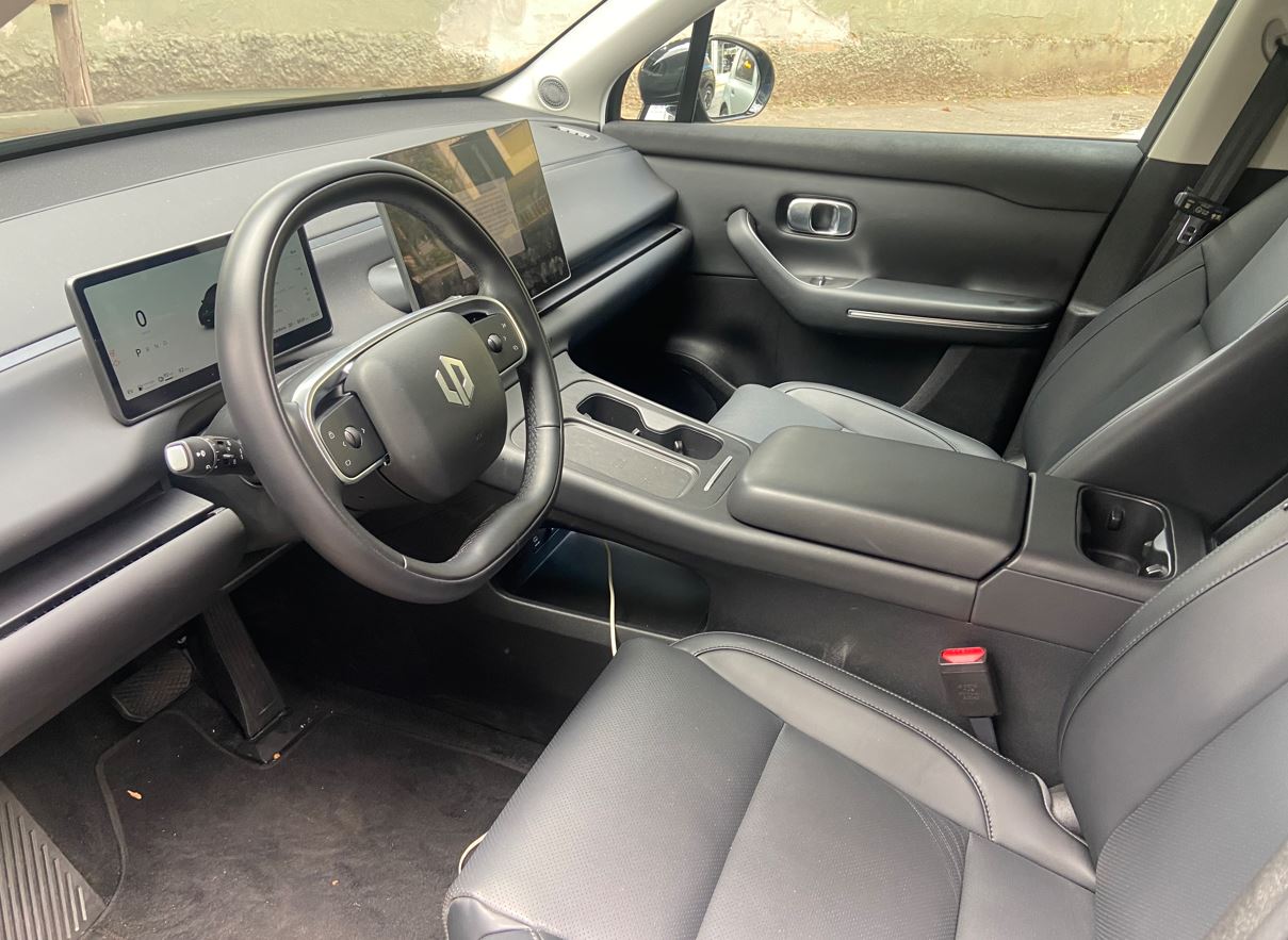 Testamos o Leapmotor C10 REEV: simplesmente sensacional 6 Interior do Leapmotor C10 REEV com volante multifuncional, painel digital, central multimídia, console central e bancos dianteiros.