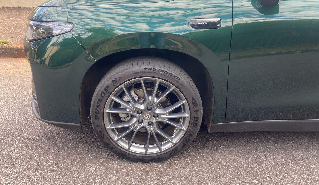 Testamos o Leapmotor C10 REEV: simplesmente sensacional 10 Roda de liga leve de 20 polegadas do Leapmotor C10 REEV, com acabamento multirraios e pneu de medida 245/45 R20.