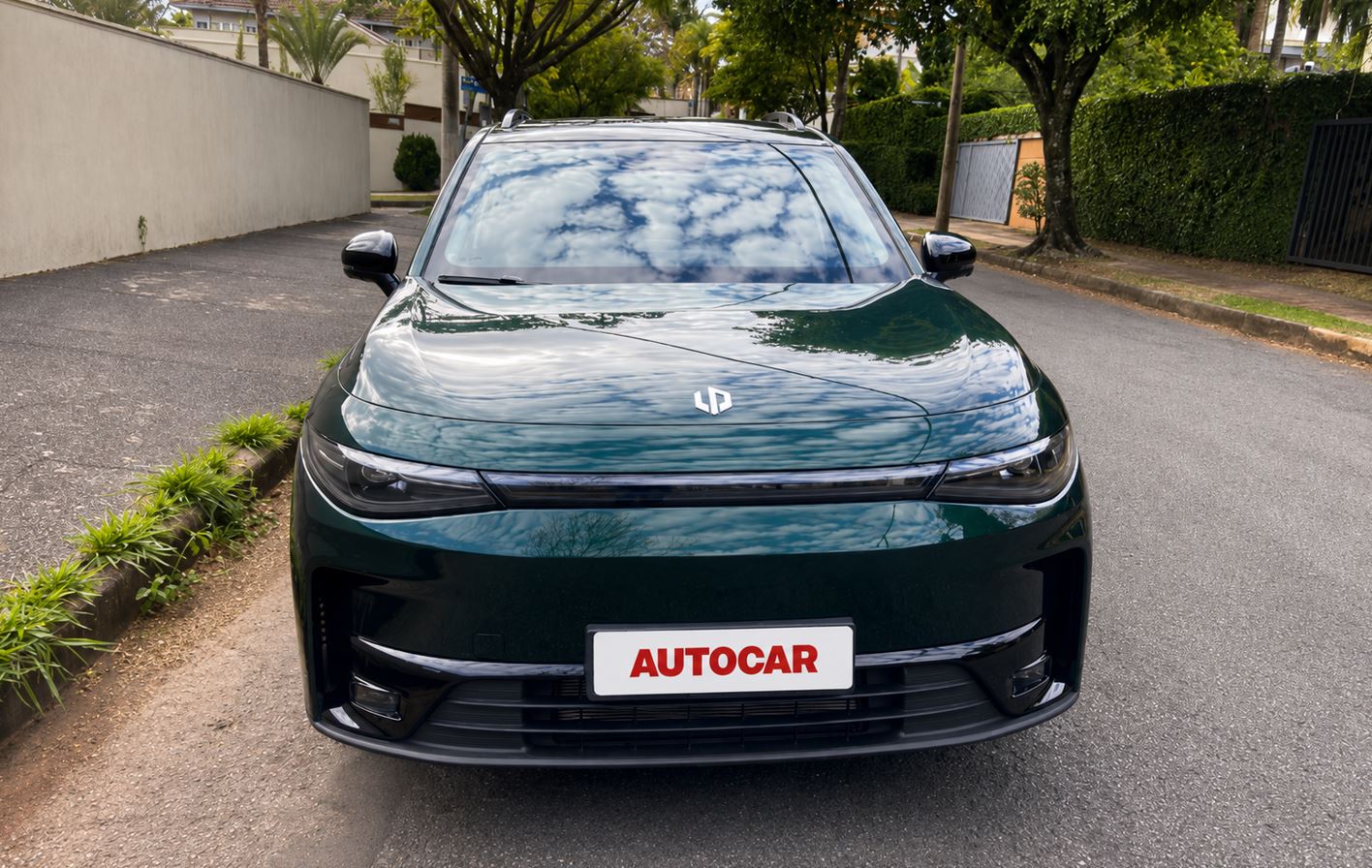 Leapmotor C10 REEV verde visto de frente, com faróis de LED, linhas limpas e ampla entrada de ar na parte inferior do para-choque.