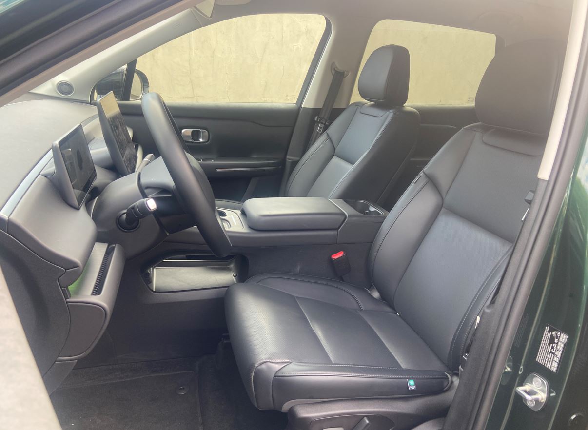 Testamos o Leapmotor C10 REEV: simplesmente sensacional 7 Bancos dianteiros do Leapmotor C10 REEV, com revestimento premium, amplo espaço, console central e painel de desenho minimalista.