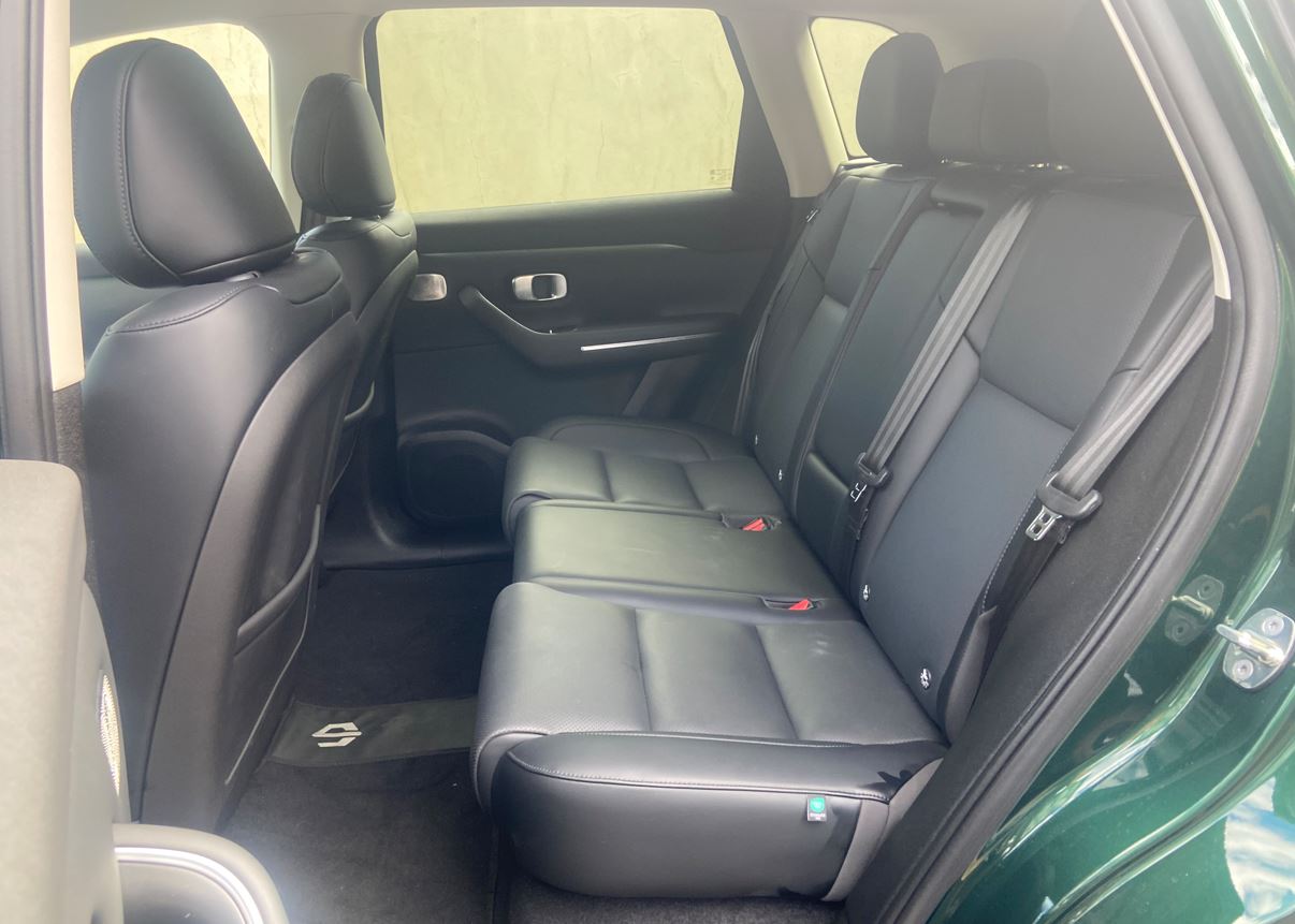 Testamos o Leapmotor C10 REEV: simplesmente sensacional 8 Banco traseiro do Leapmotor C10 REEV com três lugares, amplo espaço para as pernas, assoalho plano e revestimento premium.