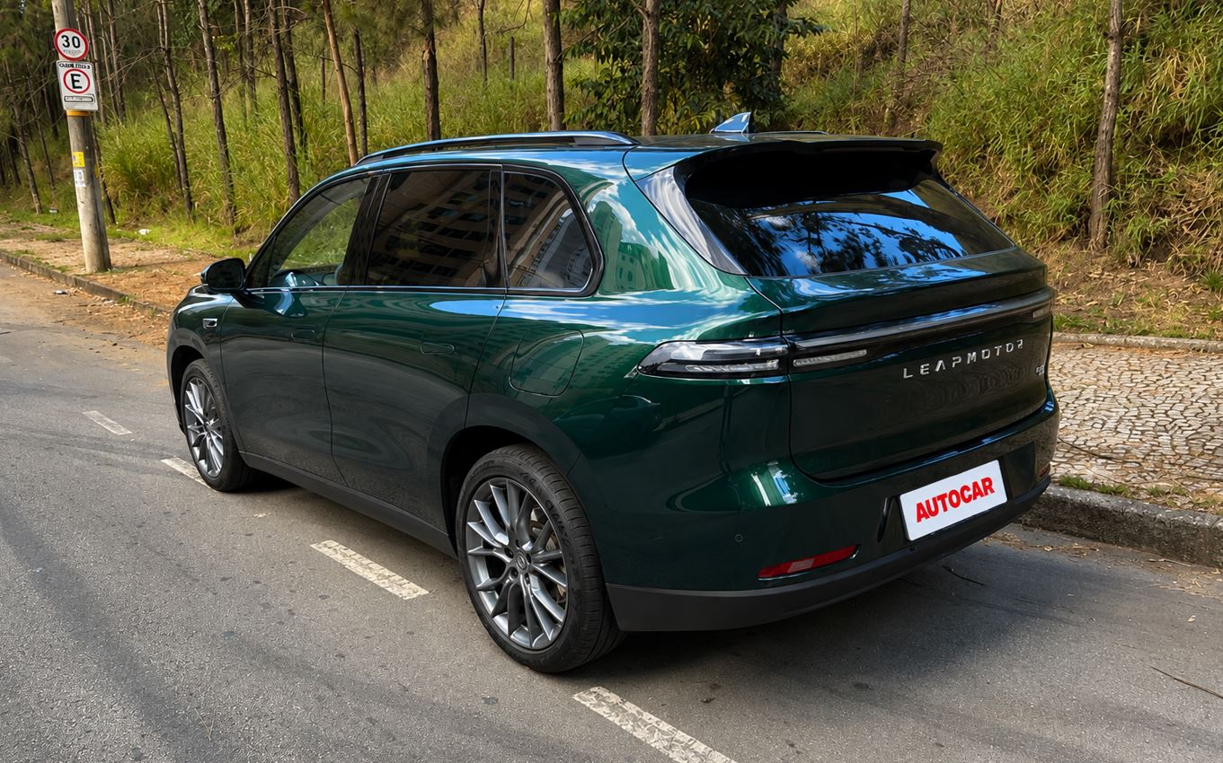 Leapmotor C10 REEV verde visto pela traseira em ângulo lateral, com lanternas de LED interligadas e rodas de 20 polegadas.