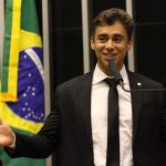 Nikolas Ferreira critica decisão de Moraes de restringir visitas de Flávio Bolsonaro ao pai