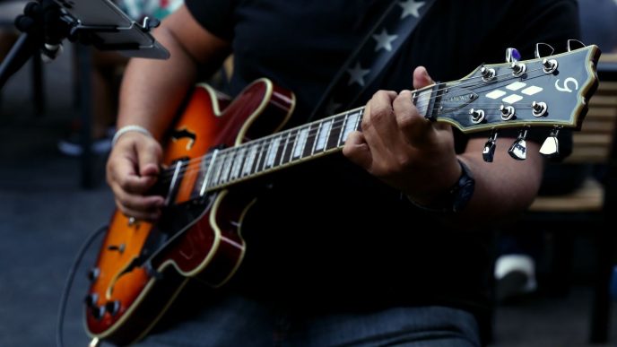 Músico toca guitarra elétrica durante apresentação de rock, em imagem que ilustra a programação do Arraiá Rock Fest em Belo Horizonte.