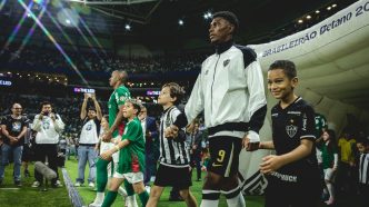 Jogadores do Atlético entrando em campo para enfrentar o Palmeiras