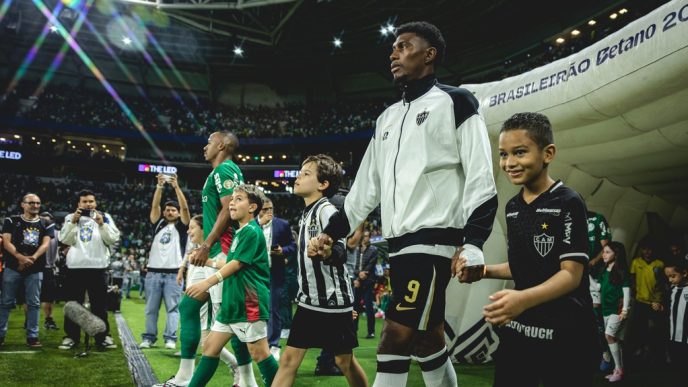 Jogadores do Atlético entrando em campo para enfrentar o Palmeiras