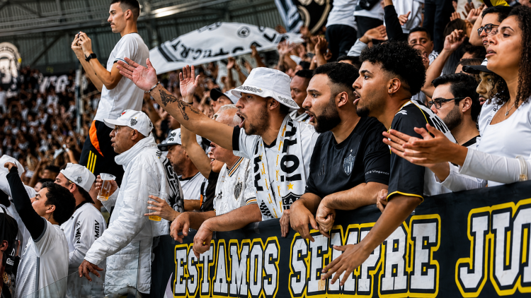 Torcida alvinegra na Arena MRV