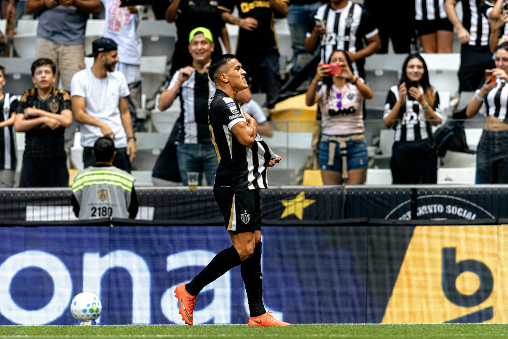 Tomás Cuello comemora gol com a camisa do Atlético diante da torcida na Arena MRV, durante a vitória sobre o Grêmio por 3 a 0.