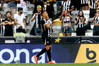 Tomás Cuello comemora gol com a camisa do Atlético diante da torcida na Arena MRV, durante a vitória sobre o Grêmio por 3 a 0.