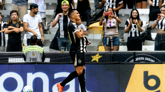 Tomás Cuello comemora gol com a camisa do Atlético diante da torcida na Arena MRV, durante a vitória sobre o Grêmio por 3 a 0.