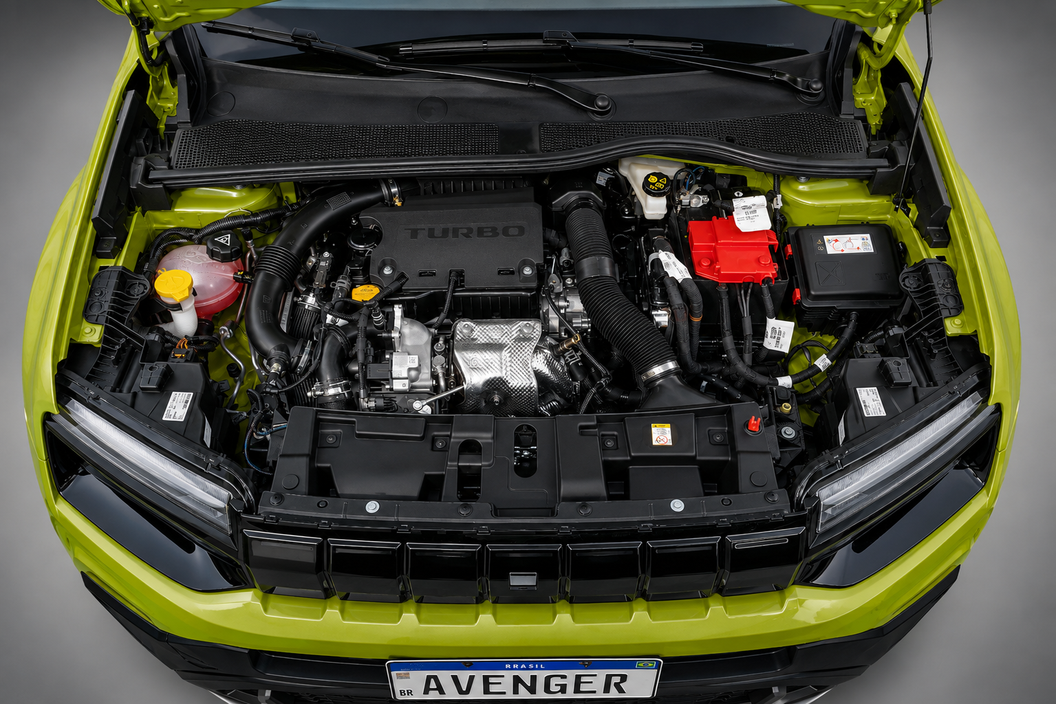 Compartimento do motor do Jeep Avenger com capô aberto, mostrando o motor turbo T200 e componentes do sistema híbrido leve MHEV de 12V.