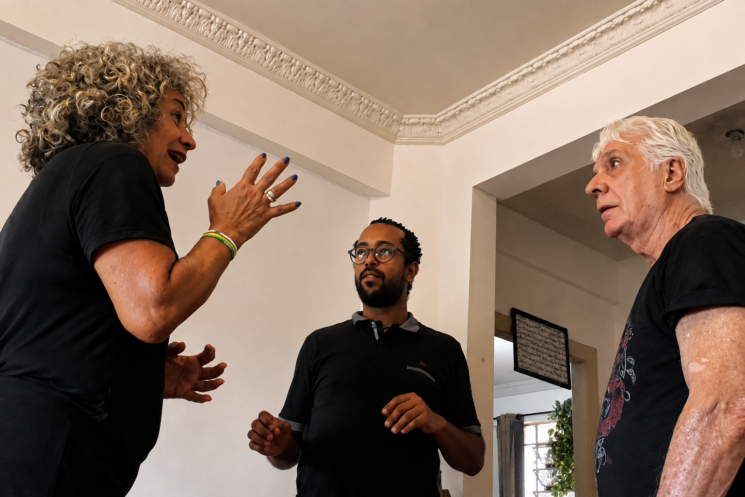 Katy e Renato durante um ensaio com o professor de dança Pedro Antero, ao centro 3
