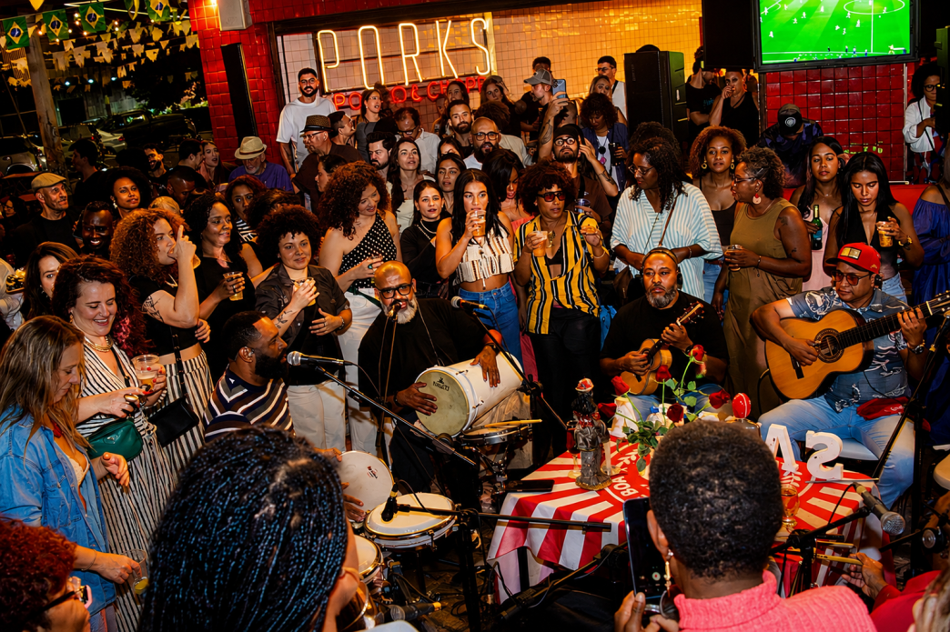 Roda de samba reúne músicos e público no Quermesse Praça Tiradentes, em Belo Horizonte, em clima de confraternização.