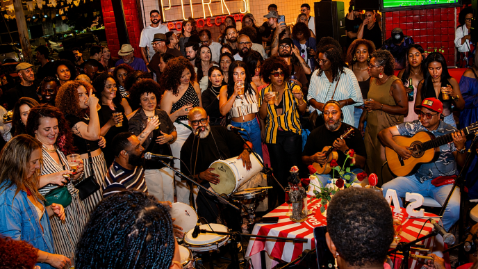 Roda de samba reúne músicos e público no Quermesse Praça Tiradentes, em Belo Horizonte, em clima de confraternização.