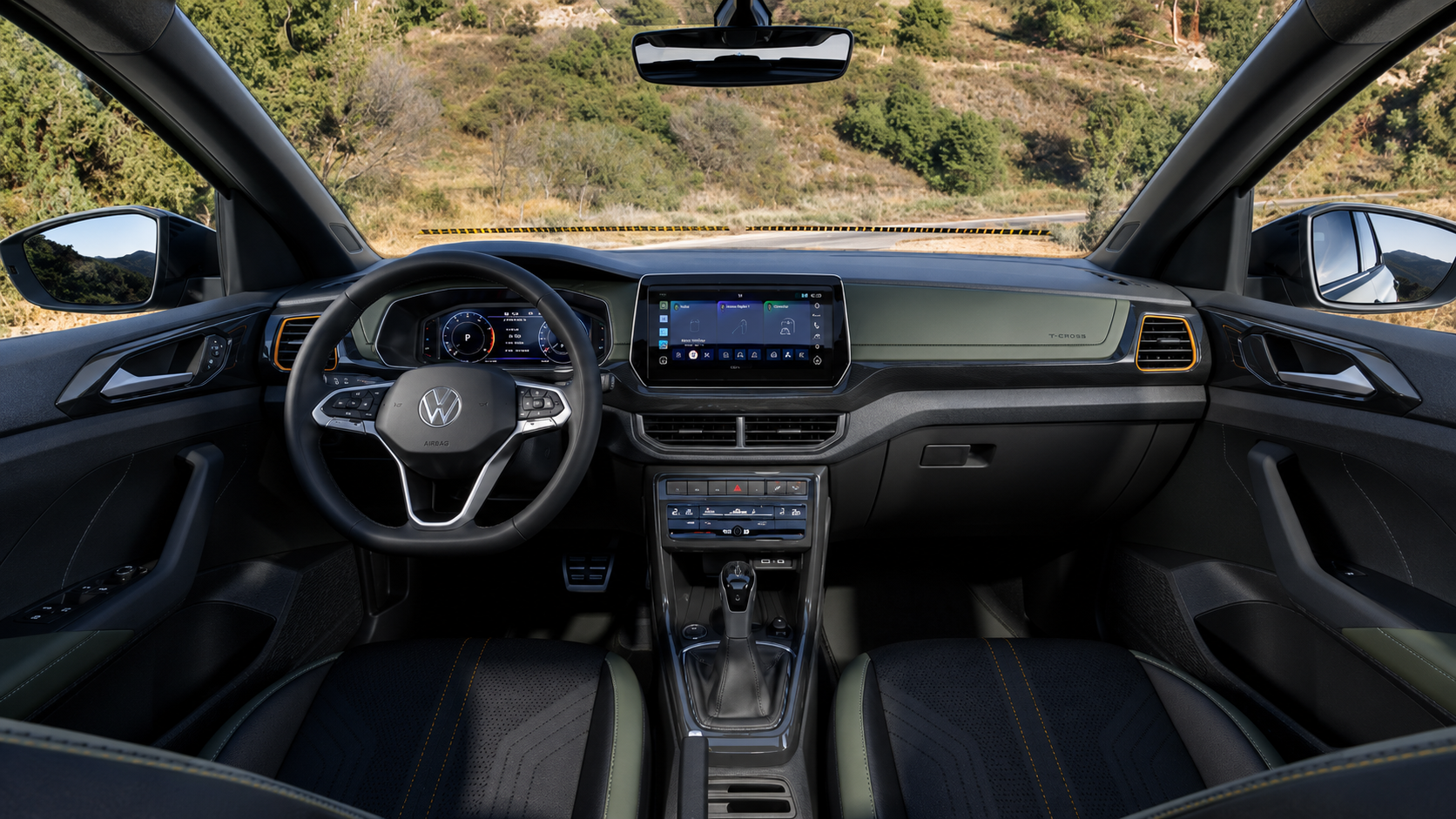 Cabine do Volkswagen T-Cross 2027 vista dos bancos dianteiros, com painel digital, central multimídia, volante multifuncional e câmbio automático.