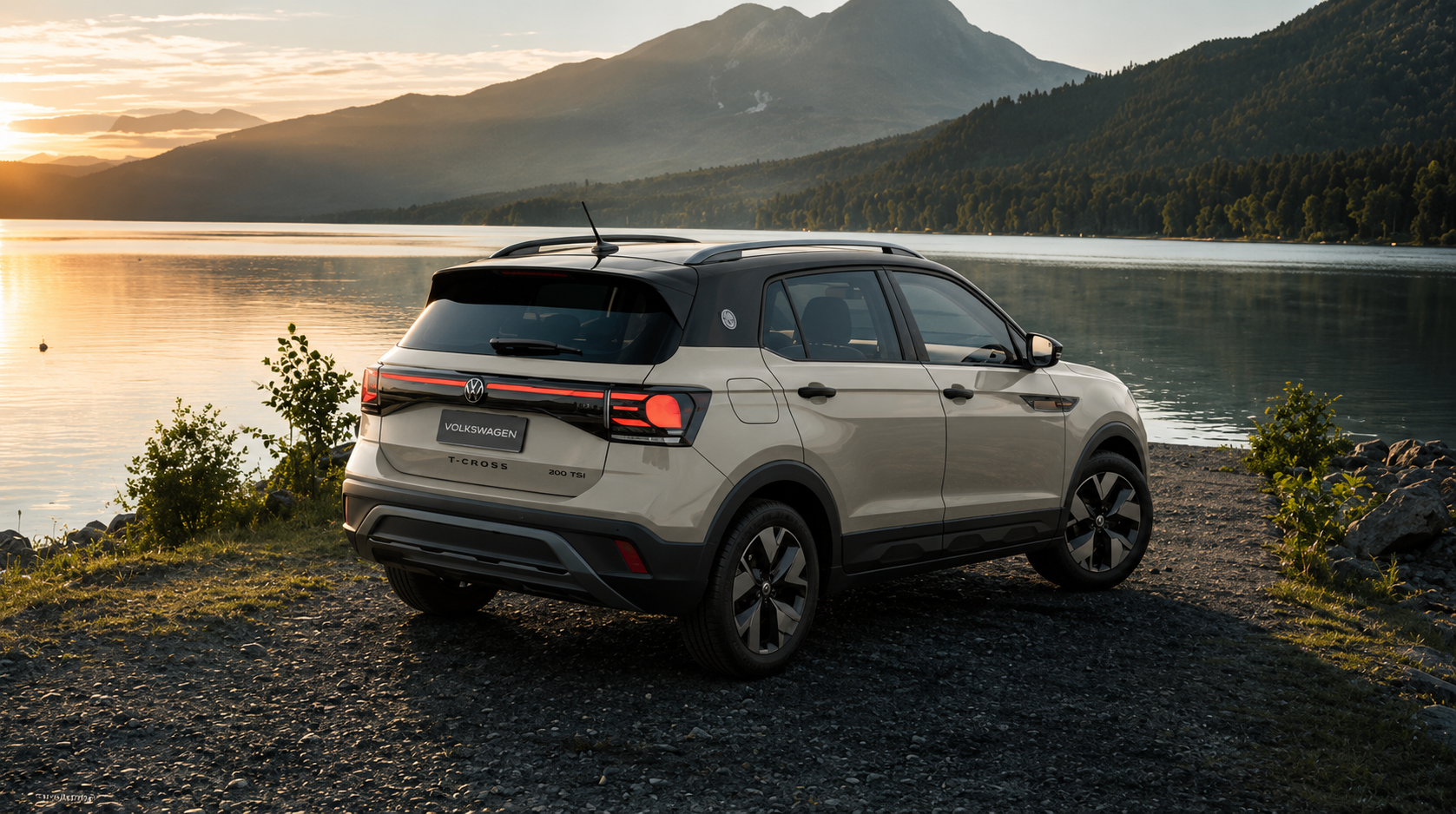 Volkswagen T-Cross 2027 visto pela traseira, estacionado à beira de um lago, com lanternas acesas e montanhas ao fundo.