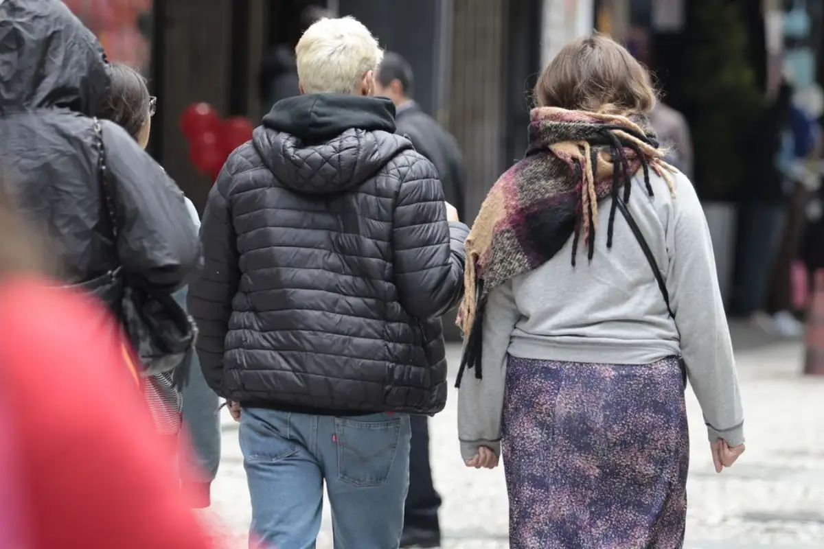 Frente fria provoca queda nas temperaturas e ventos fortes no Brasil