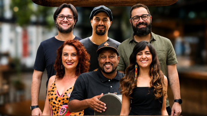 Integrantes da banda Dia de Roda posam em imagem promocional com referências ao Edifício Maletta.