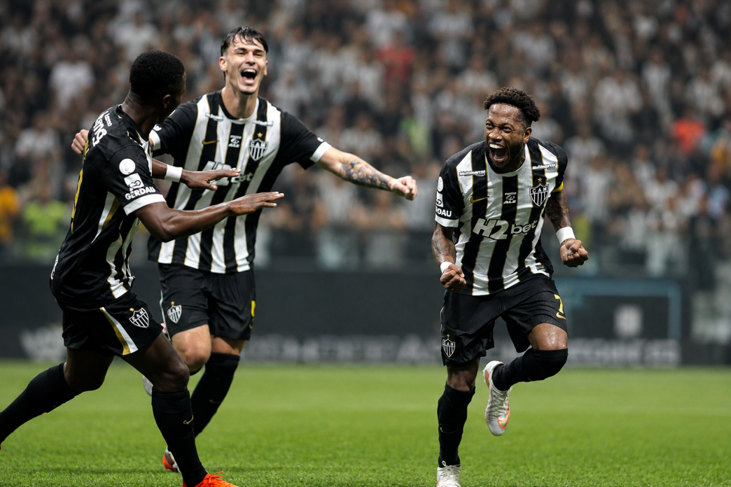 Jogador do Atlético comemora gol ao lado de companheiros durante a vitória de virada sobre o Cruzeiro na Arena MRV.