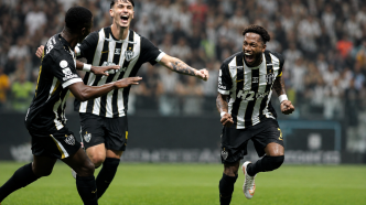 Jogador do Atlético comemora gol ao lado de companheiros durante a vitória de virada sobre o Cruzeiro na Arena MRV.