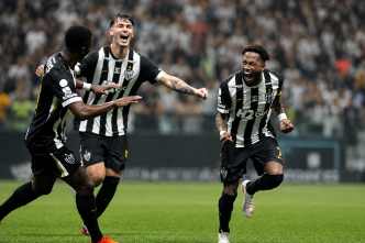 Jogador do Atlético comemora gol ao lado de companheiros durante a vitória de virada sobre o Cruzeiro na Arena MRV.