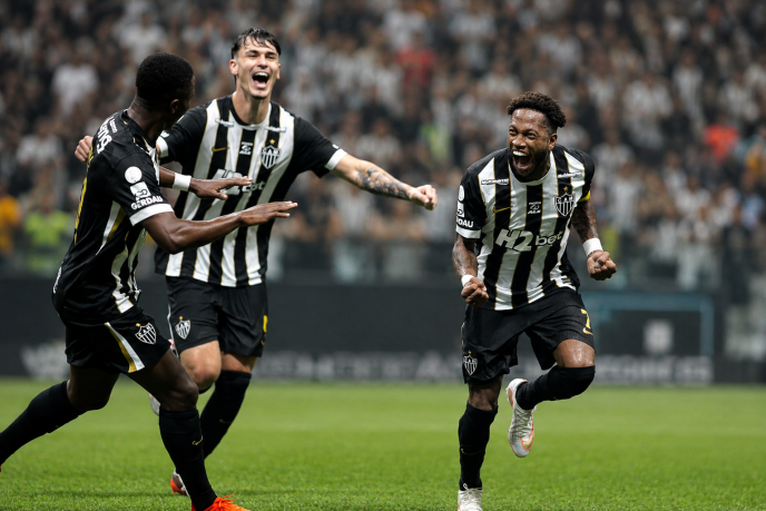 Jogador do Atlético comemora gol ao lado de companheiros durante a vitória de virada sobre o Cruzeiro na Arena MRV.