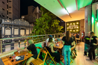 Varanda do Garden Chopp Bar, no Edifício Maletta, reúne clientes em ambiente descontraído no Centro de Belo Horizonte.