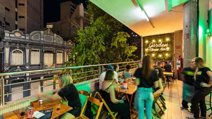 Varanda do Garden Chopp Bar, no Edifício Maletta, reúne clientes em ambiente descontraído no Centro de Belo Horizonte.