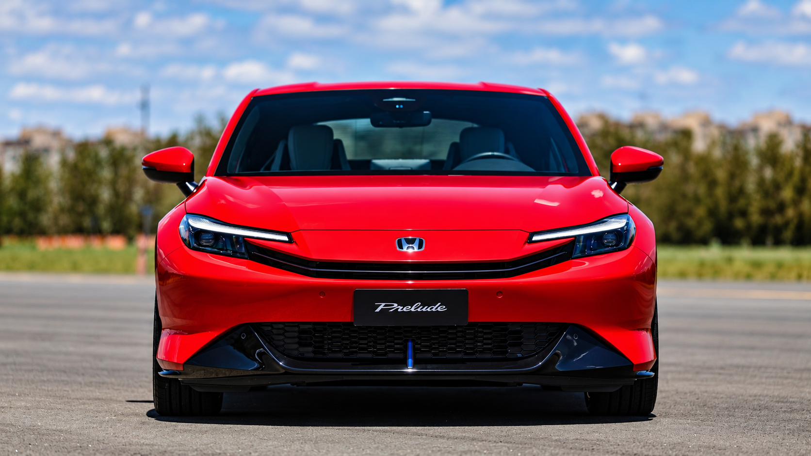 Vista frontal do Honda Prelude 2026 na cor vermelha, com faróis de LED afilados, perfil baixo e ampla entrada de ar inferior.