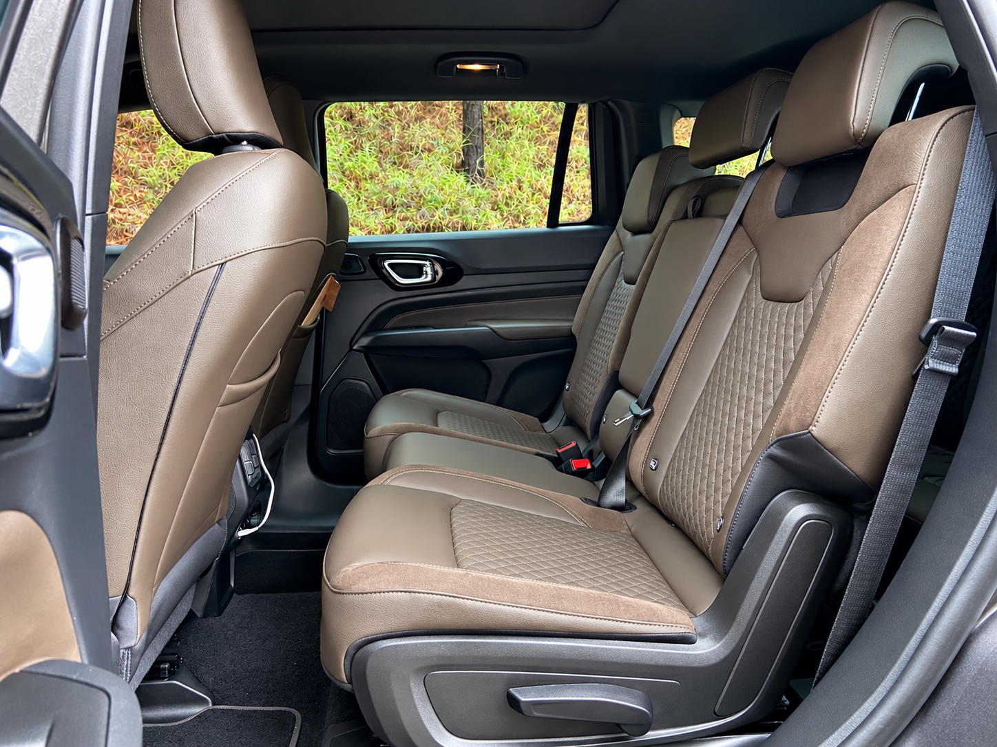 Segunda fileira do Jeep Commander 2027 com bancos individuais em acabamento marrom, amplo espaço para passageiros e detalhes de acabamento premium.