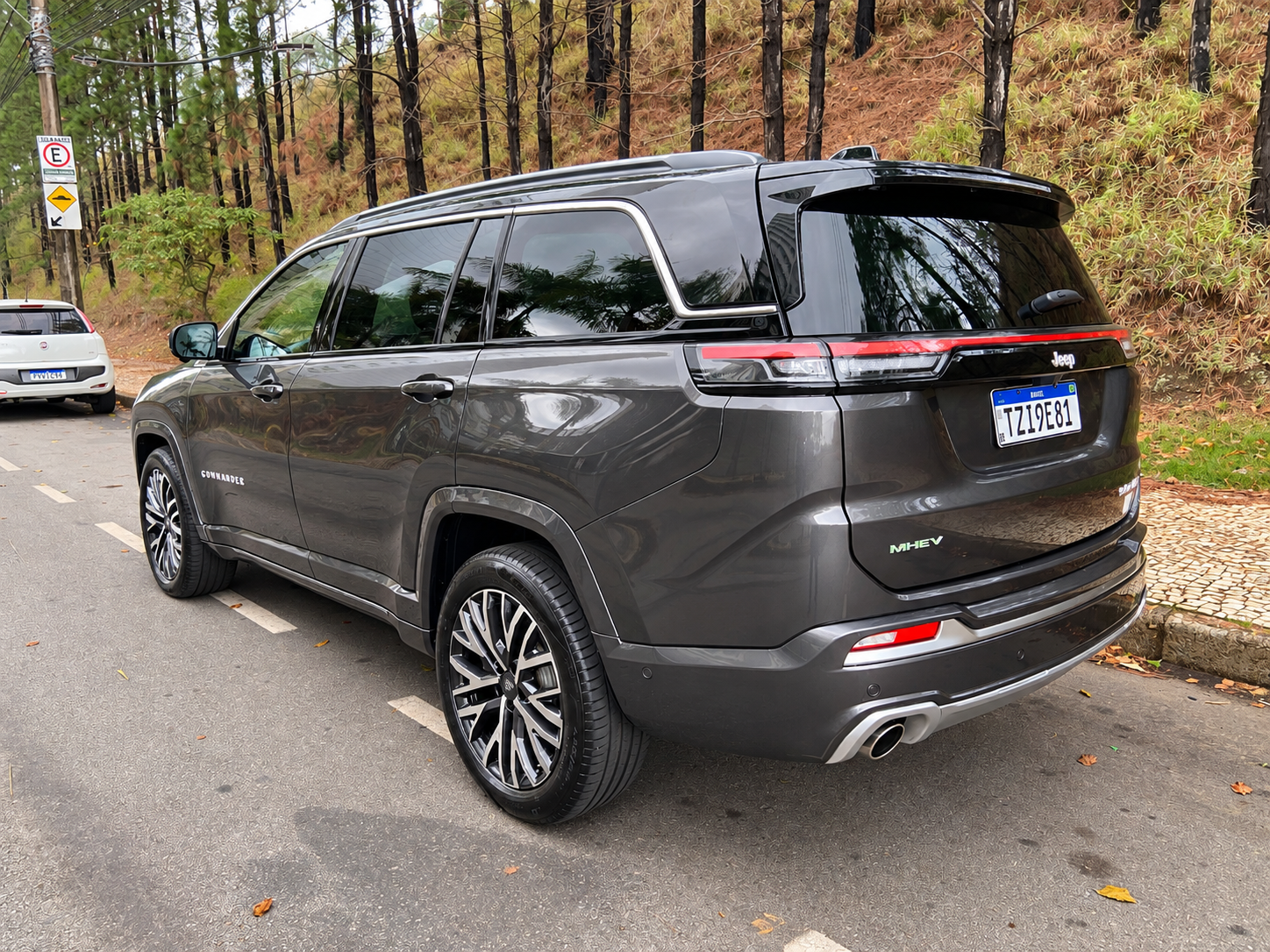 Traseira do Jeep Commander 2027 em vista de três quartos, com lanternas horizontais, acabamento preto, rodas de liga leve e identificação MHEV.