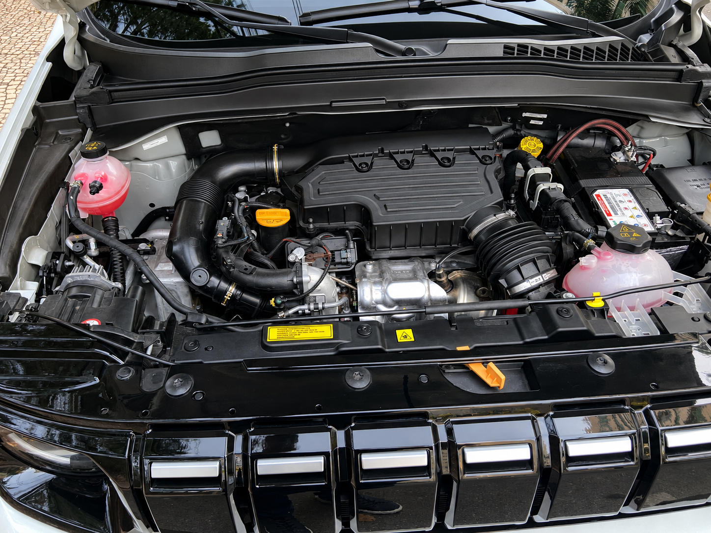 Compartimento do motor do Jeep Renegade Sahara MHEV, com conjunto 1.3 turboflex de 176 cv associado ao sistema híbrido leve de 48V.