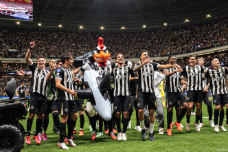 Jogadores do Atlético comemoram após a grande vitória sobre o Santos pela Sul Americana 2026