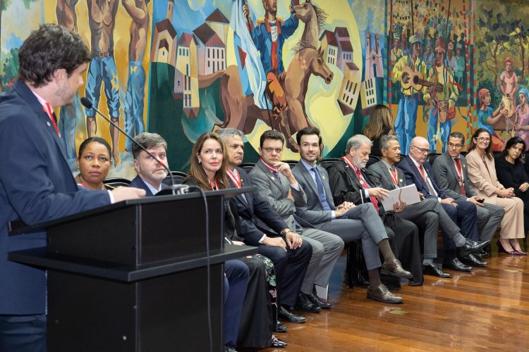 Tadeu Leite participa de entrega do Colar do Mérito do TCE-MG