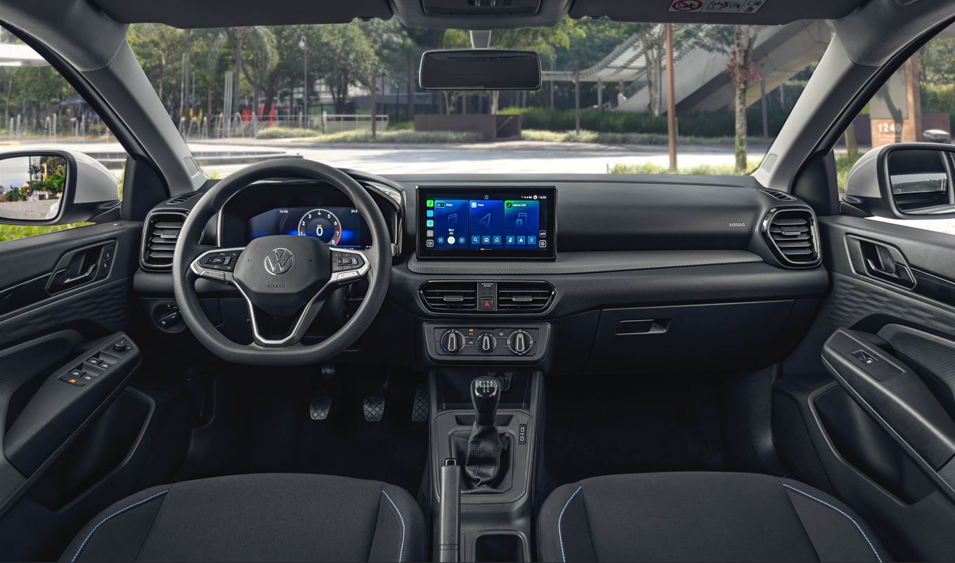 Interior do Volkswagen Tera com painel de instrumentos digital, central multimídia ao centro e volante multifuncional.