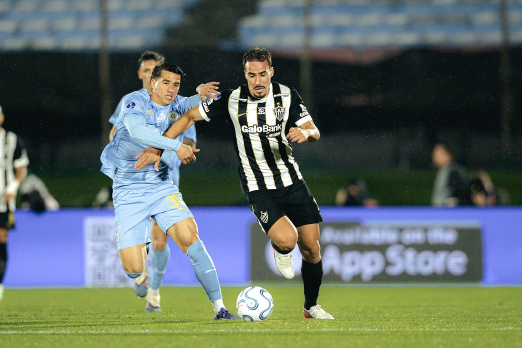Jogador do Atlético disputa a bola com atleta do Montevideo City Torque durante a semifinal da Copa Sul-Americana.