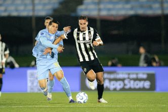 Jogador do Atlético disputa a bola com atleta do Montevideo City Torque durante a semifinal da Copa Sul-Americana.