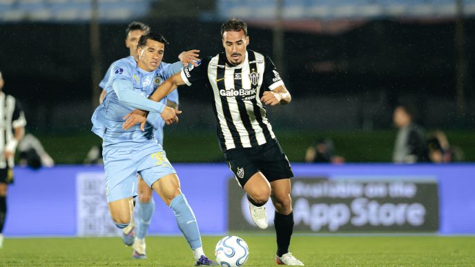 Jogador do Atlético disputa a bola com atleta do Montevideo City Torque durante a semifinal da Copa Sul-Americana.