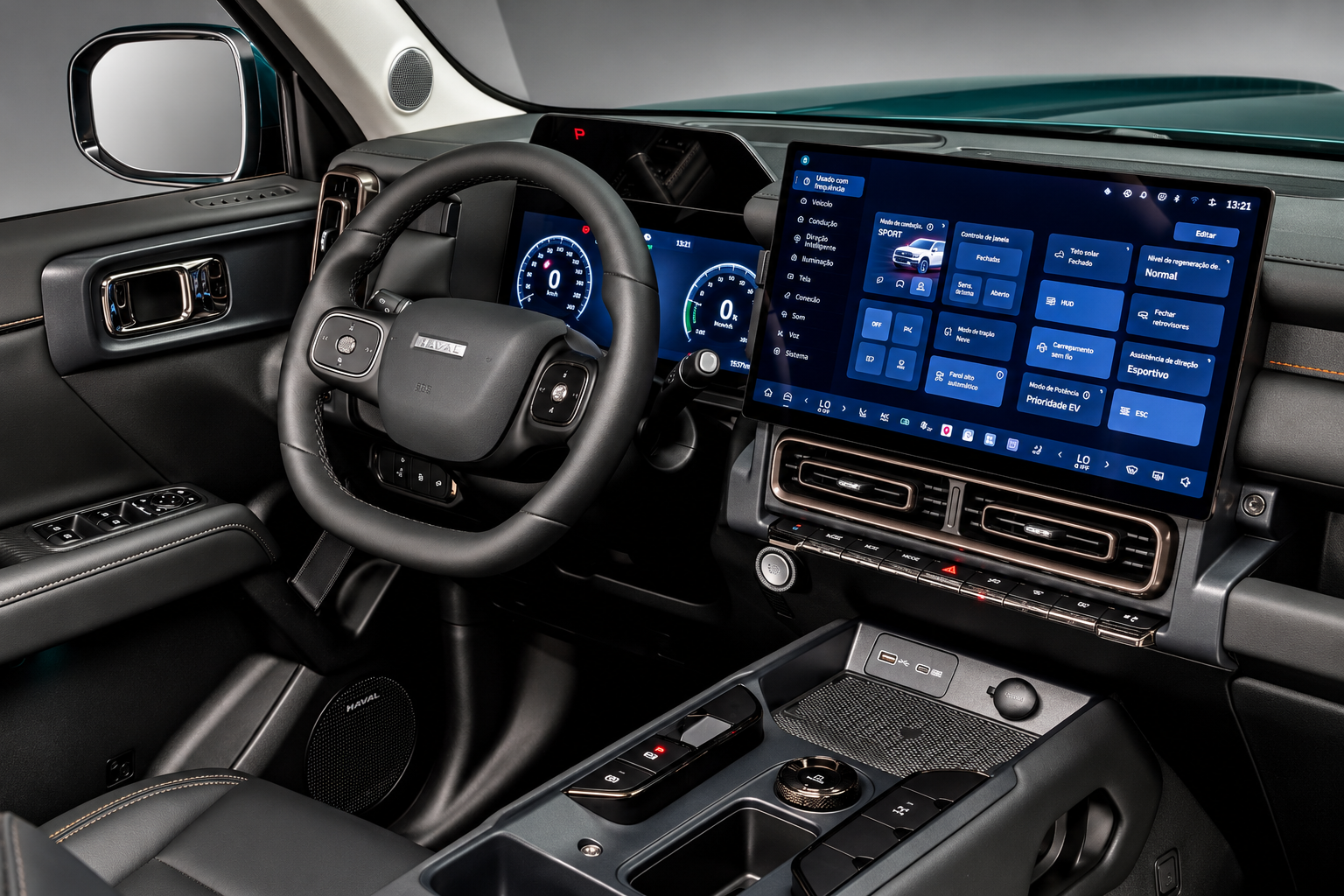 Painel do GWM Haval H7 híbrido plug-in flex, com central multimídia de 15,6 polegadas, quadro de instrumentos digital de 12,3 polegadas, volante multifuncional, comandos físicos e console central com carregador por indução.