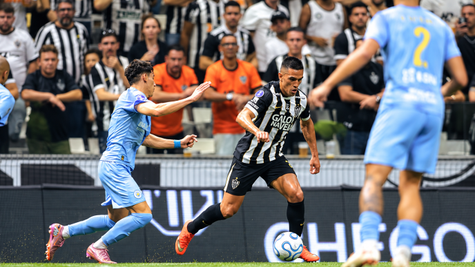 Tomás Cuello, do Atlético-MG, conduz a bola diante da marcação do Montevideo City Torque na Arena MRV, pela semifinal da Copa Sul-Americana 2026.