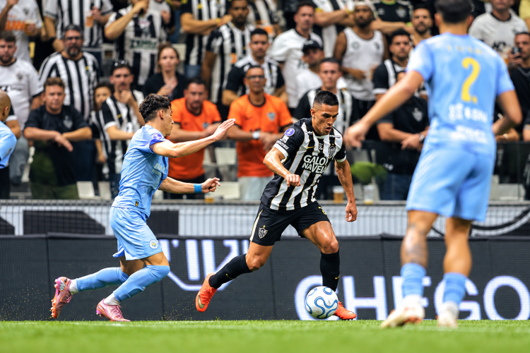Tomás Cuello, do Atlético-MG, conduz a bola diante da marcação do Montevideo City Torque na Arena MRV, pela semifinal da Copa Sul-Americana 2026.