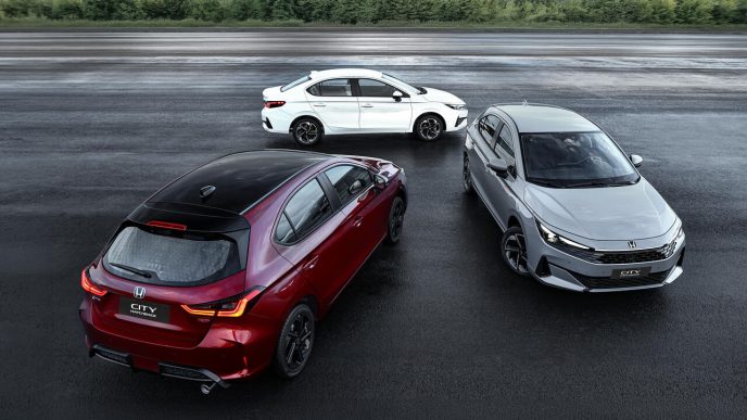 Honda City 2027 nas versões Sedan branco, Hatchback prata e Hatchback RS vermelho, com novo design, faróis LED e visual esportivo.