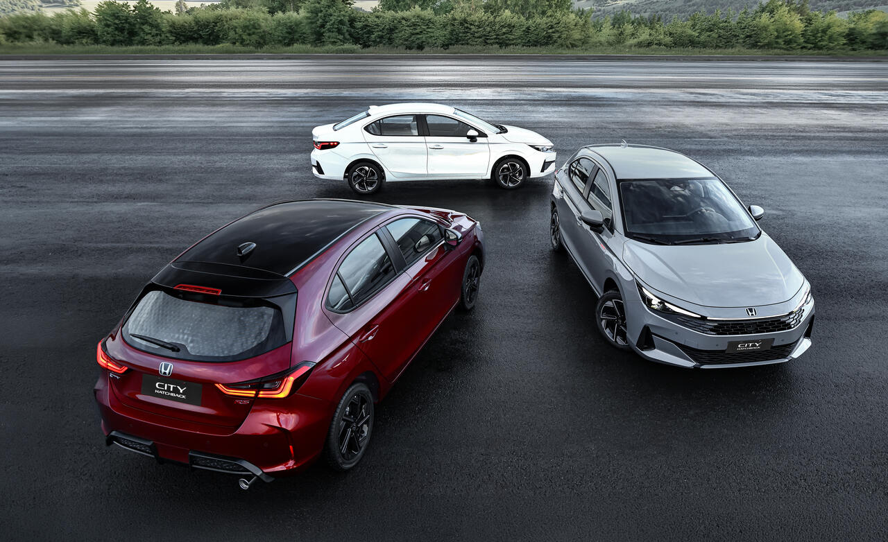 Honda City 2027 nas versões Sedan branco, Hatchback prata e Hatchback RS vermelho, com novo design, faróis LED e visual esportivo.