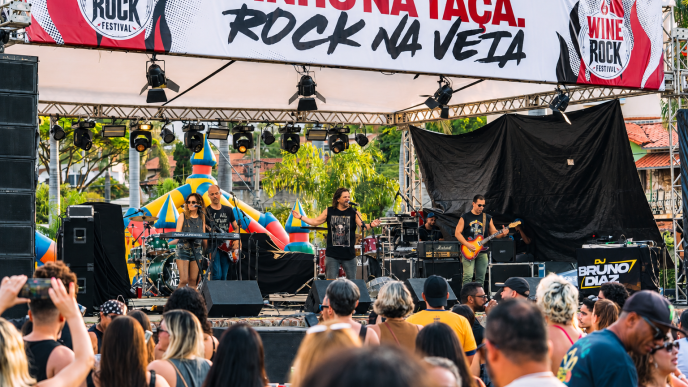 Público acompanha show de rock ao vivo no palco do Wine Rock Festival, evento que reúne música e gastronomia em Belo Horizonte.