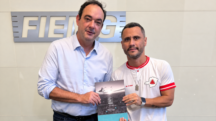 Flávio Roscoe, presidente da FIEMG, e Cleitinho Azevedo, governador eleito de Minas Gerais, seguram o documento Pacto por Minas 2026 na sede da Federação.