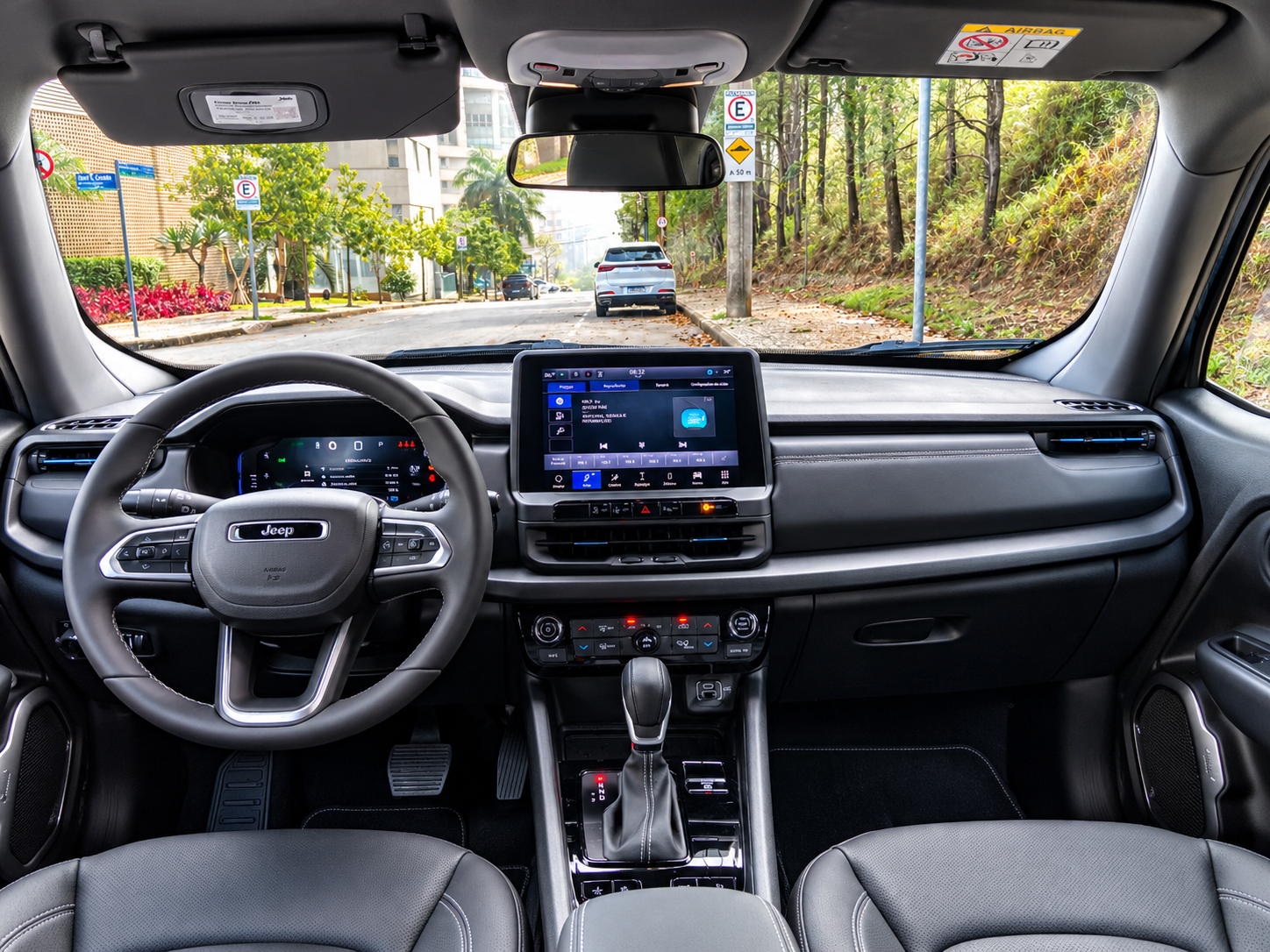 Painel interno do novo Jeep Renegade Longitude MHEV, com central multimídia de 10,1 polegadas, quadro digital de 7 polegadas, volante multifuncional e câmbio automático.