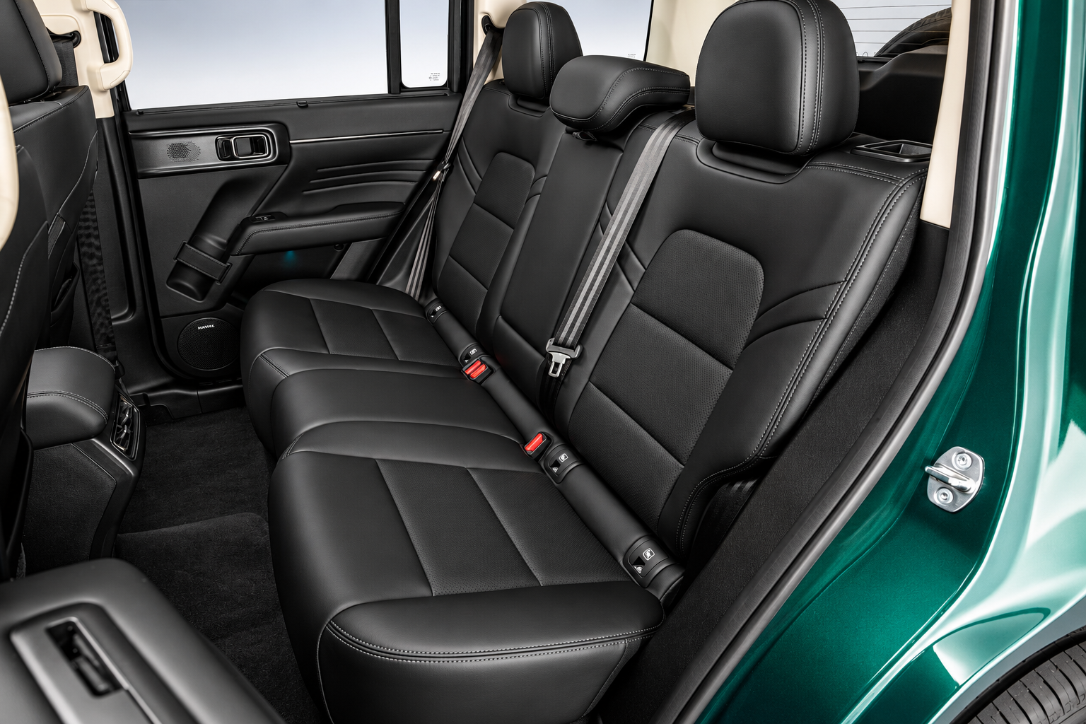 Interior traseiro do GWM Haval H7 híbrido plug-in flex, com bancos revestidos em couro ecológico preto, três apoios de cabeça, cintos de segurança de três pontos, apoio de braço central e saídas de ar-condicionado para os passageiros.