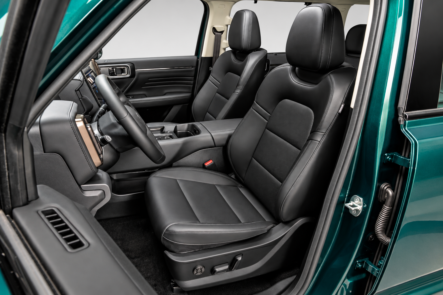 Interior do GWM Haval H7 híbrido plug-in flex, destacando bancos dianteiros em couro ecológico preto, acabamento premium, ajustes elétricos do motorista, volante multifuncional e console central com porta-copos.